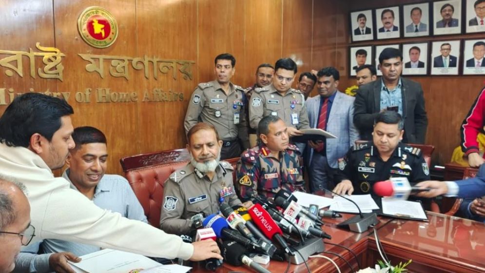 জরুরি প্রেস ব্রিফিং ডেকে উপস্থিত নেই স্বরাষ্ট্র উপদেষ্টা