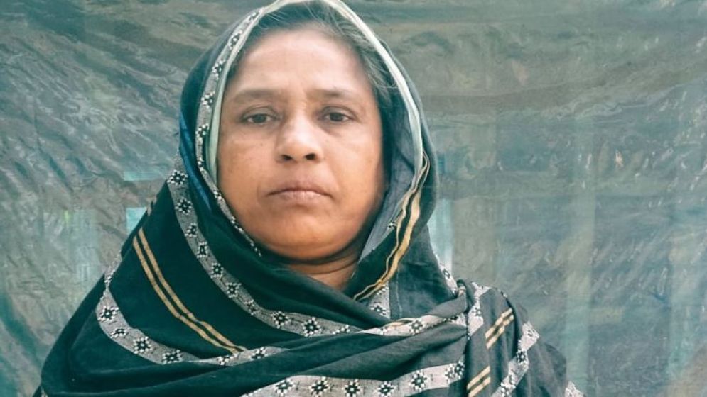 আকস্মিক ভূমি অফিসে ডিসি, কাউকে না পেয়ে চাকরি গেল ঝাড়ুদারের