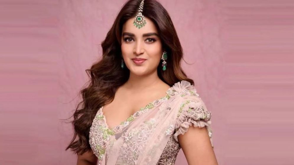 প্রকাশ্যেই অভিনেত্রীর কাপড় ধরে টানাটানি