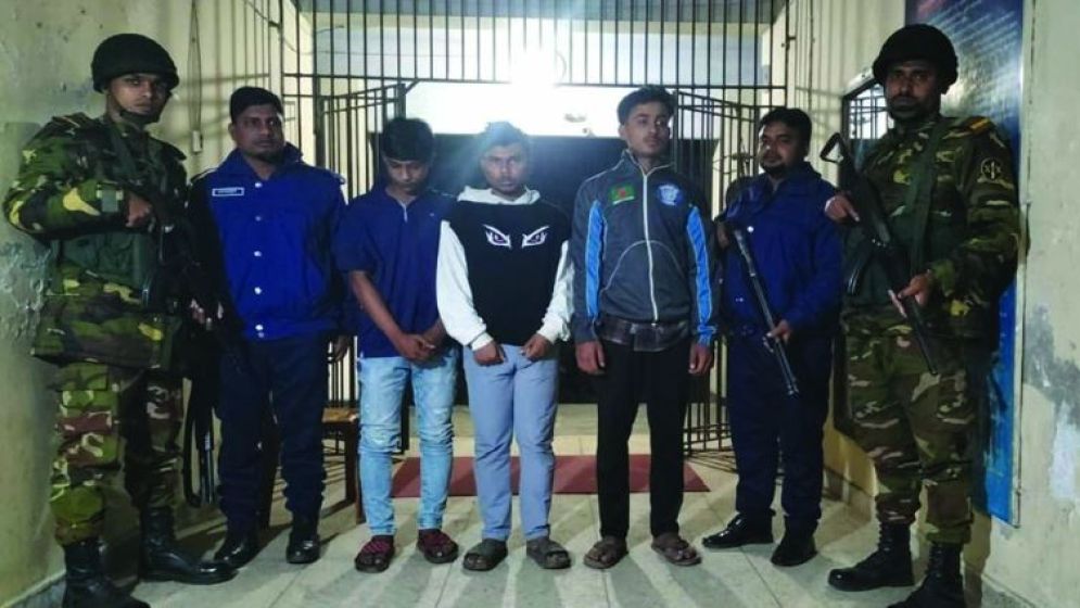 নারীর গোসলের ভিডিও ধারণ করে ফেসবুকে পোস্ট, আটক ৩