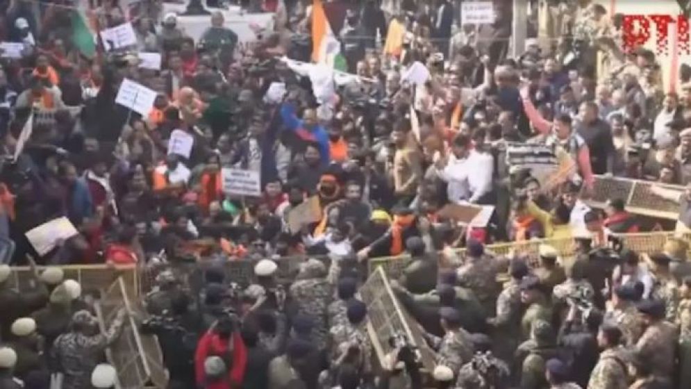 দিল্লিতে বাংলাদেশ হাইকমিশনের সামনে বিক্ষোভ ব্যারিকেড ভাঙার চেষ্টা