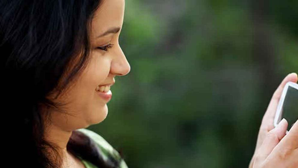 নারী ও কিশোরীদের জন্য ক্যামেরাযুক্ত ফোন নিষিদ্ধ