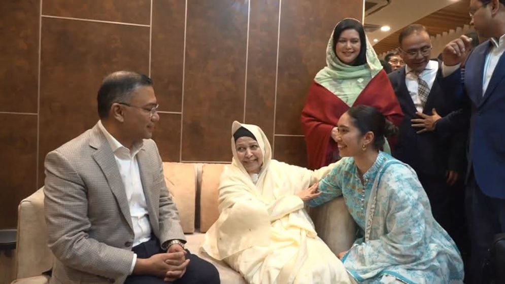 ফুল দিয়ে তারেক রহমানকে বরণ করলেন শাশুড়ি