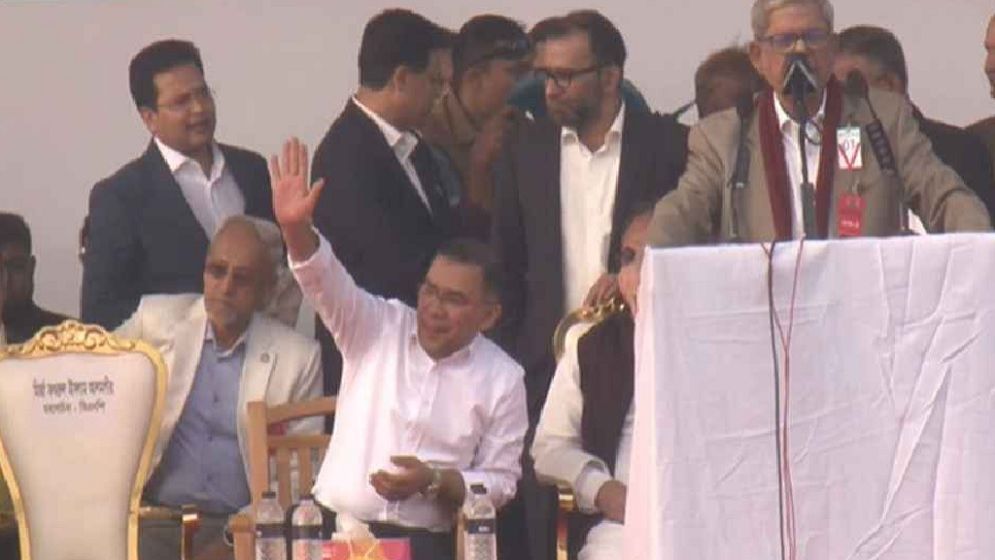 মঞ্চে বিশেষ চেয়ার সরিয়ে কাঠের চেয়ারে বসেন তারেক রহমান