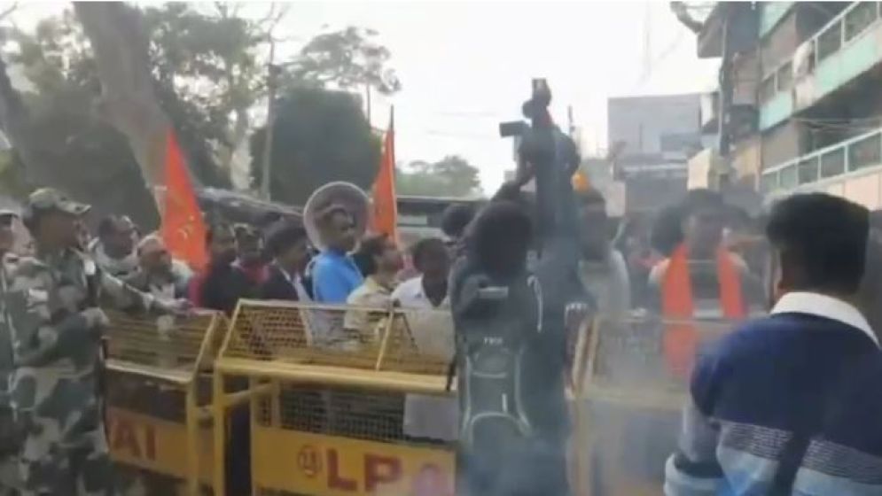 পেট্রাপোল সীমান্তে হিন্দুত্ববাদীদের বাংলাদেশ অভিমুখী লংমার্চ