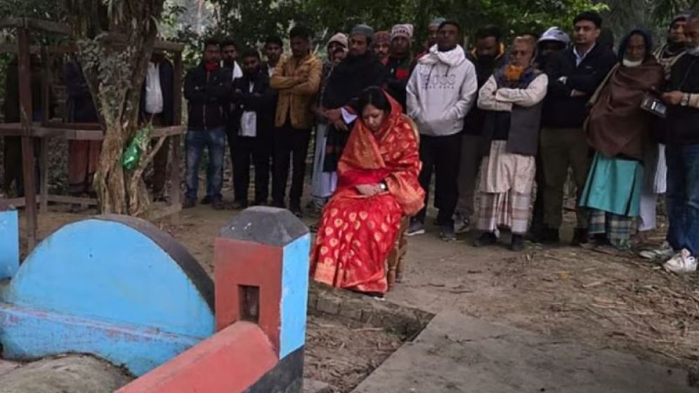 দাদা-দাদির কবর জিয়ারত করে রুমিন ফারহানার নির্বাচন কার্যক্রম শুরু