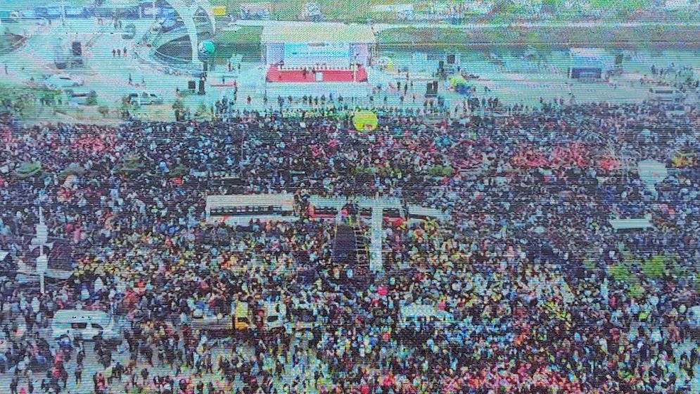 বাসে করে ৩০০ ফিটের পথে তারেক রহমান