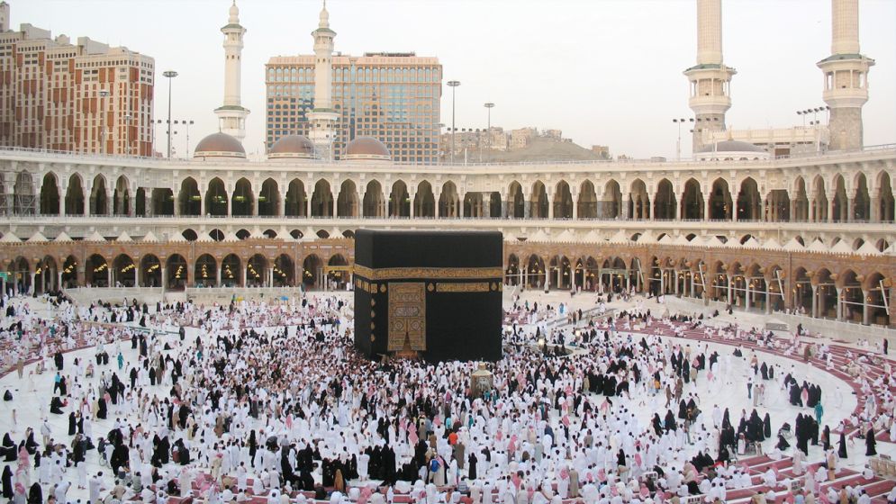 কাবা শরীফে লাফিয়ে পড়ে নিজেকে শেষ করে দেওয়ার চেষ্টা এক ব্যক্তির