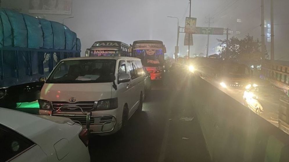 গাড়িতেই সন্তান প্রসব করলেন প্রসূতি মা