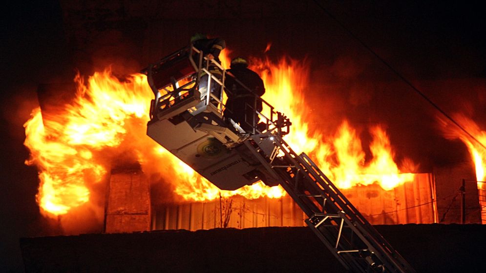 গুলিস্তানে বাণিজ্যিক ভবনের গোডাউনে আগুন, নিয়ন্ত্রণে ৯ ইউনিট