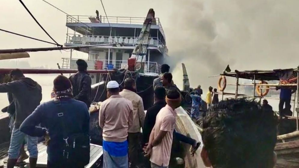 সেন্ট মার্টিনগামী জাহাজে আগুনের ঘটনায় নিহত ১, বাঁচলেন ১৯৪ পর্যটক