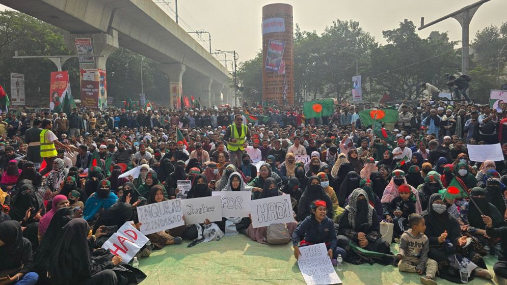 ফের শাহবাগ মোড়ে অবস্থান নিল ইনকিলাব মঞ্চ