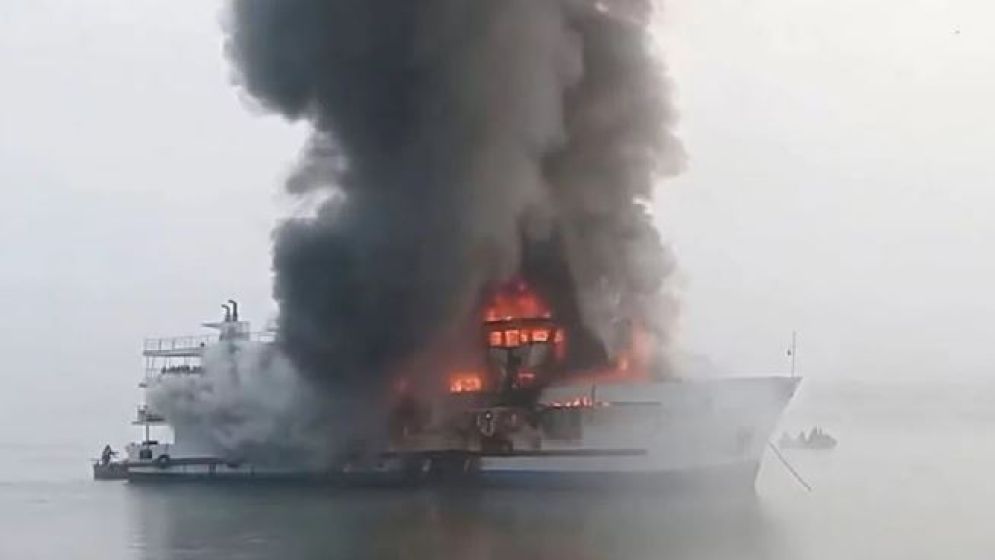 সেন্টমার্টিনগামী যাত্রীবাহী জাহাজে ভয়াবহ আগুন