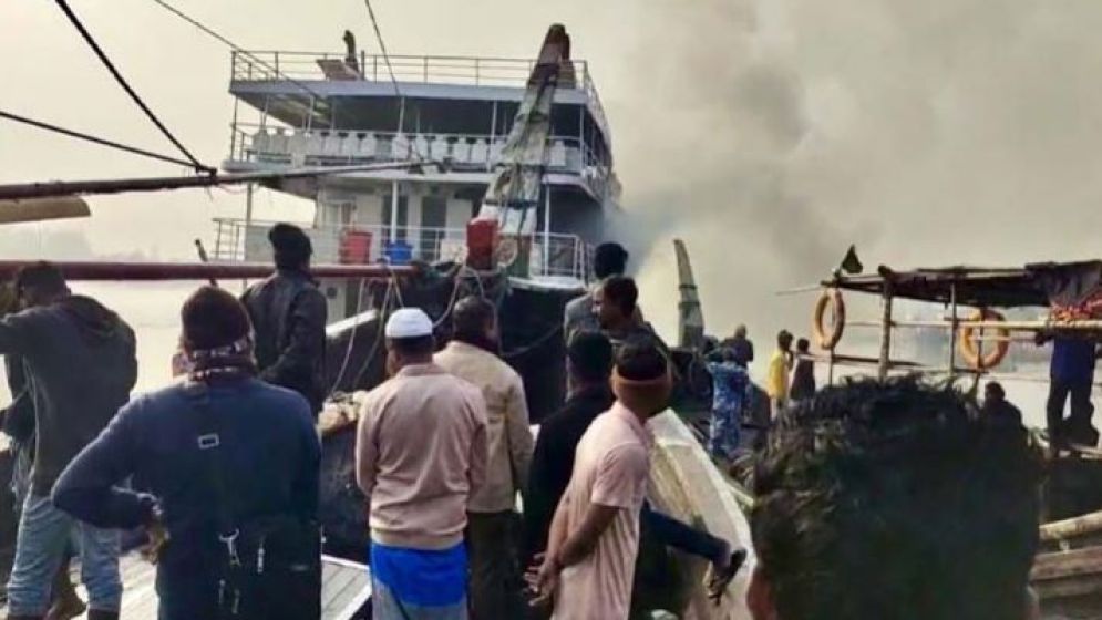 সেন্টমার্টিনগামী জাহাজে আগুনে নিহত ১, প্রাণে বাঁচলেন ১৯৪ পর্যটক