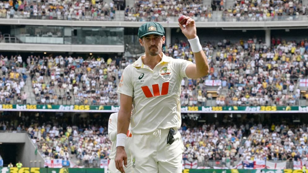 বিশ্বরেকর্ড গড়ে বছর শেষ করলেন মিচেল স্টার্ক