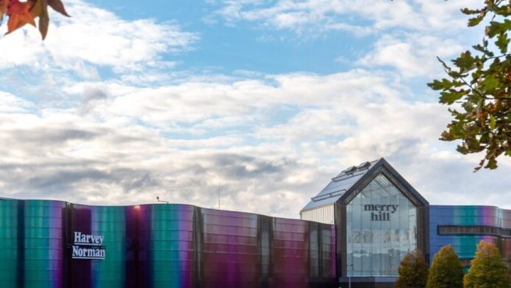 লন্ডনে অনলাইনে কেনাকাটা কমিয়ে আবারও দোকানে ফিরছেন সাধারণ ক্রেতারা