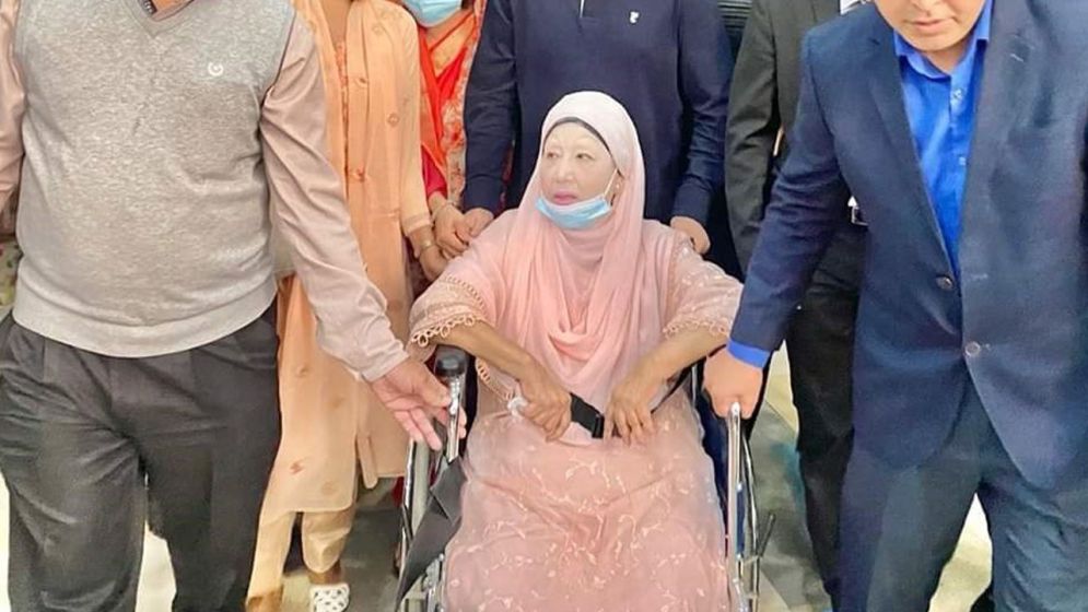 মৃত ঘোষণার সময় তারেক রহমানসহ বেগম জিয়ার পাশে ছিলেন যারা