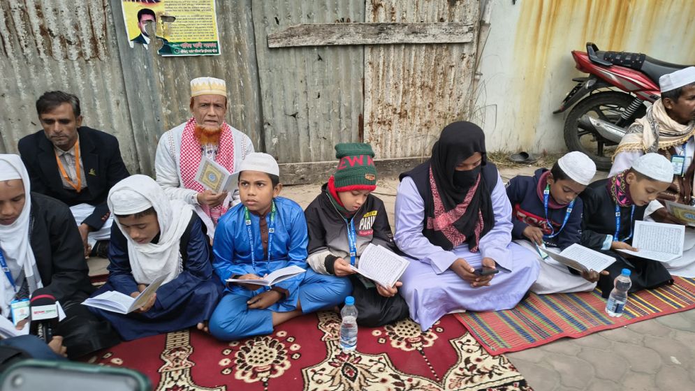 এভারকেয়ারের সামনের ফুটপাতে বসে মাদরাসা শিক্ষার্থীদের কোরআন তেলাওয়াত