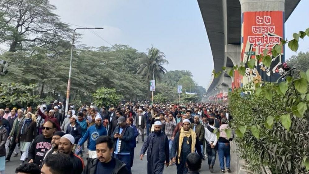 সংসদ এলাকায় জায়গা না পেয়ে বিভিন্ন সড়কে হাজারো মানুষ