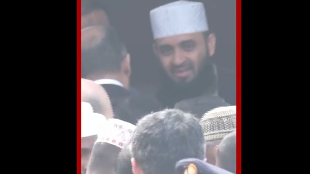 খালেদা জিয়ার কফিন কাঁধে তুলে নিলেন আজহারী