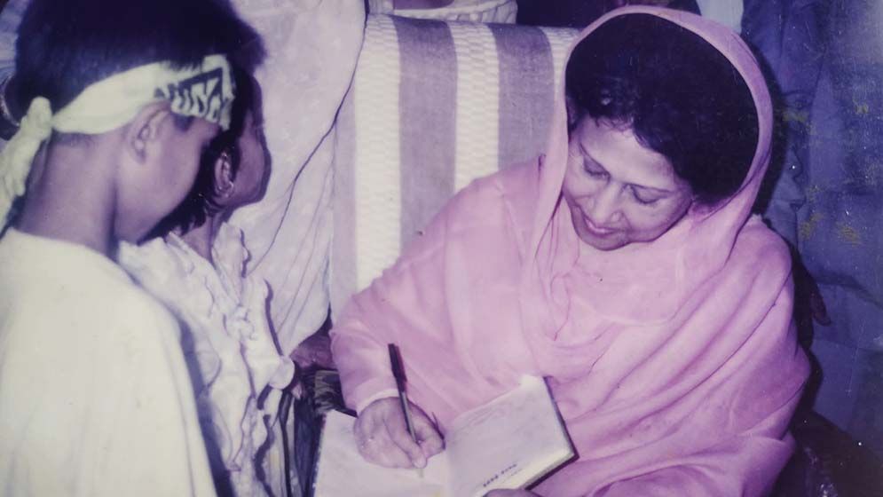 বেগম খালেদা জিয়ার সেই অটোগ্রাফ আর স্পর্শের অনুভূতি!