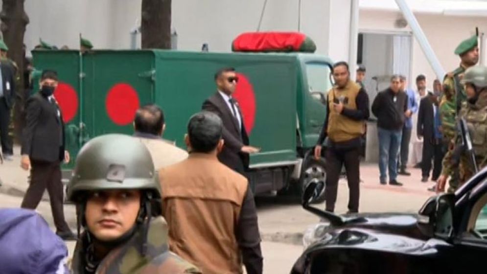 পতাকায় মোড়ানো গাড়িতে খালেদা জিয়ার মরদেহ এভারকেয়ার থেকে গুলশানে