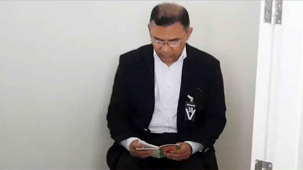 মায়ের মরদেহের পাশে কোরআন তেলাওয়াত করছেন তারেক রহমান