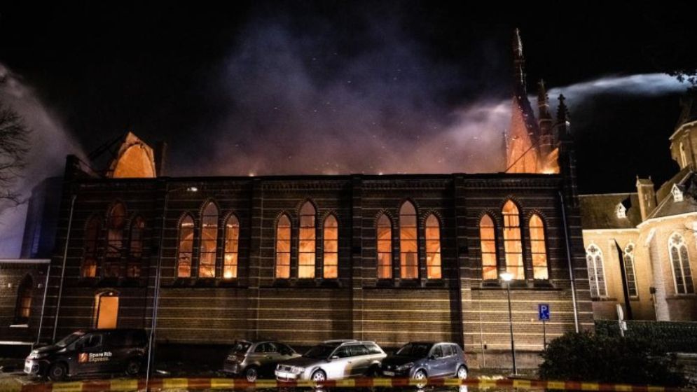 আতশবাজি থেকে আগুন, পুড়লো ঐতিহাসিক চার্চ