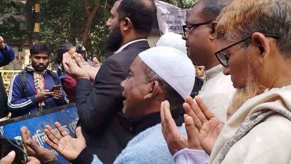 খালেদা জিয়ার কবর জিয়ারতে এসে অঝোরে কান্না