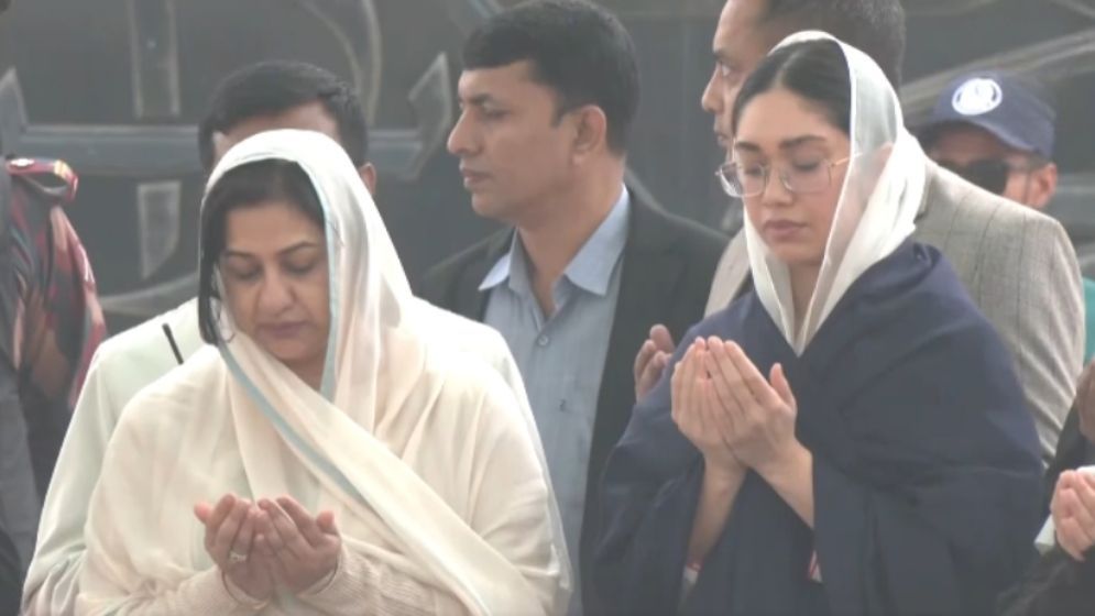 দাদি খালেদা জিয়ার কবর জিয়ারত করলেন জাইমা রহমান