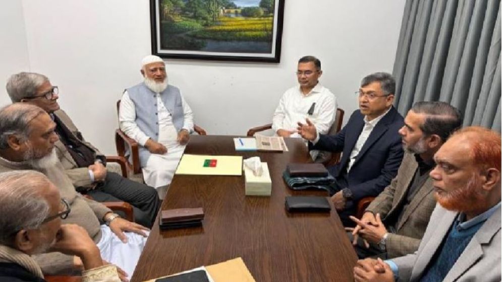 তারেক রহমানকে জড়িয়ে ধরলেন জামায়াত আমির