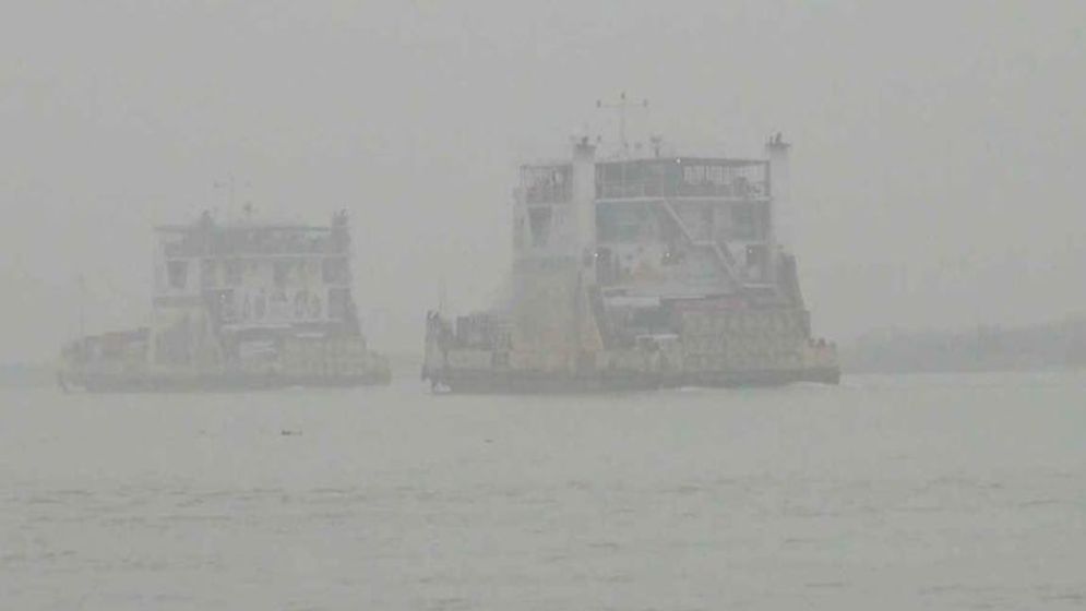 ঘন কুয়াশায় শরীয়তপুর-চাঁদপুর নৌরুটে ফেরি চলাচল বন্ধ