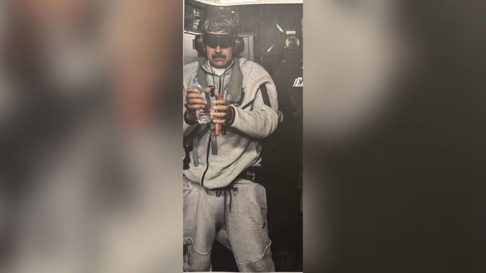 আটক মাদুরোর ছবি প্রকাশ ট্রাম্পের, বেঁধে রাখা হয়েছে চোখ