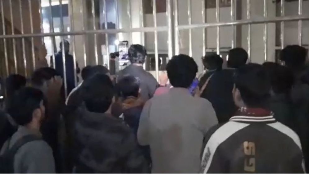 বৈষম্যবিরোধী নেতাকে গ্রেপ্তারের প্রতিবাদে থানা ঘেরাও