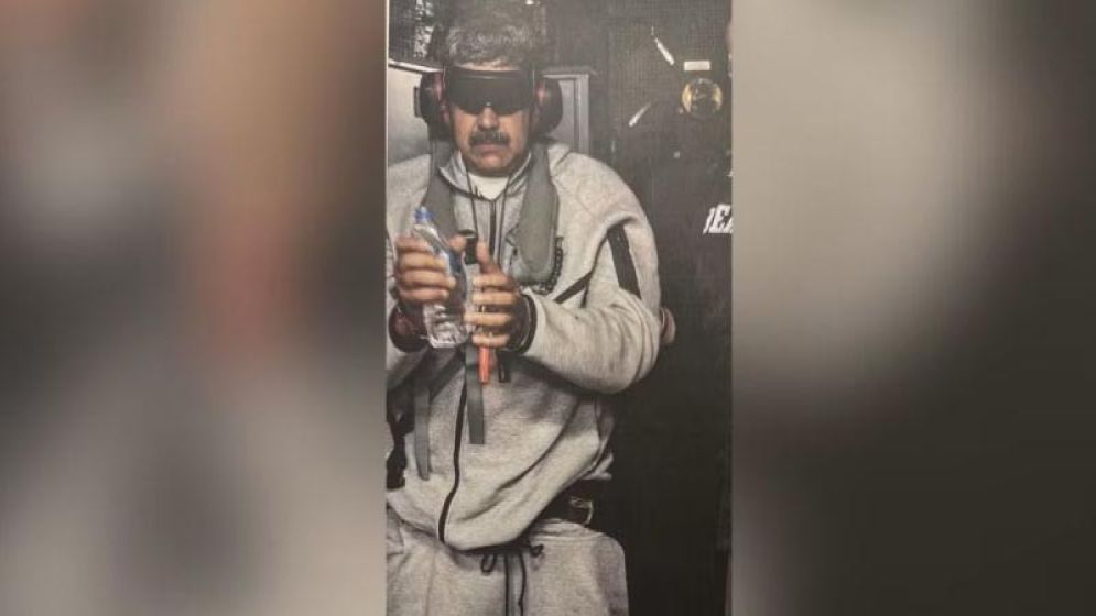 হাত ও চোখ বাঁধা, বন্দী মাদুরোর ছবি প্রকাশ