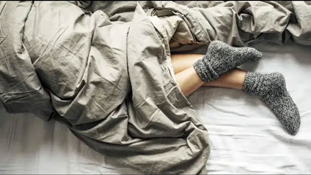 শীতের রাতে মোজা পরে ঘুমানো ভালো নাকি খারাপ, জানুন