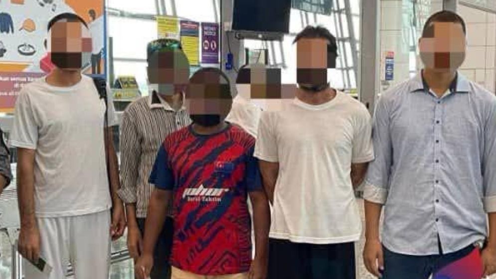 ১১ বাংলাদেশিকে ফেরত পাঠাল মালয়েশিয়া