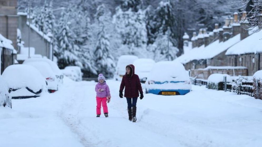তুষারপাতে বিপর্যস্ত যুক্তরাজ্য ও আয়ারল্যান্ড: কয়েক শ স্কুল বন্ধ
