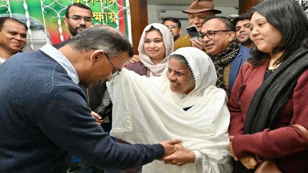 মা হারানো তারেক রহমানের মাথায় মাতৃস্নেহের হাত, কে এই নারী?