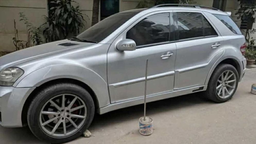 কোটি টাকার বিলাসবহুল নতুন মার্সিডিজ পড়ে ছিল রাস্তার পাশে