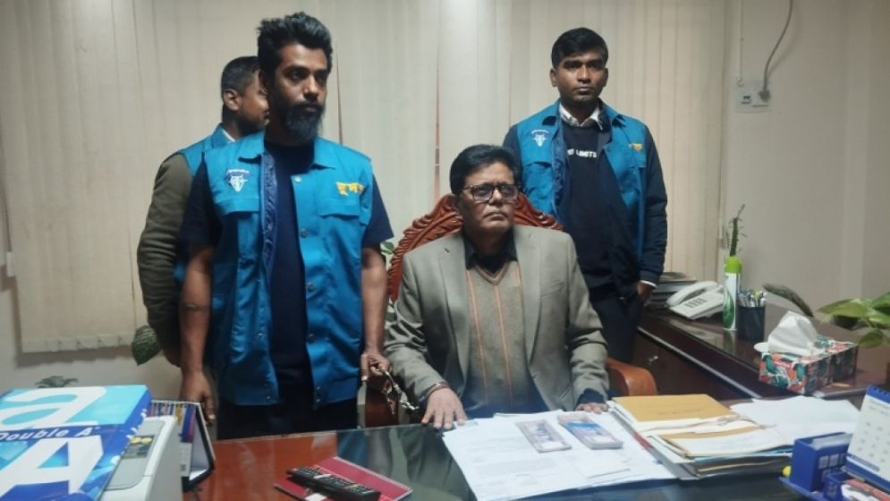 পেনশন ফাইল আটকে ঘুষ-বদলি, শেষে টাকা দিয়ে দুদককে জানালেন শিক্ষক