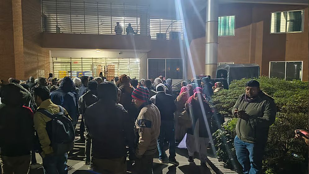 ঘুষ কাণ্ডে শিক্ষা অফিসার আটক, প্রতিবাদে দুদক কার্যালয় ঘেরাও