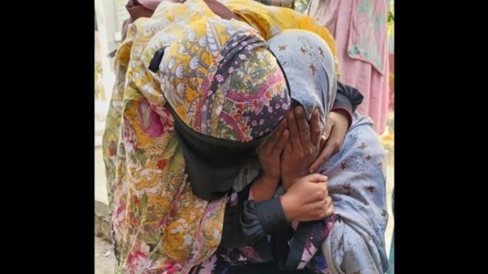 প্রাথমিকের নিয়োগ পরীক্ষার কেন্দ্রে এসে পেলেন বাবার মৃত্যুর সংবাদ