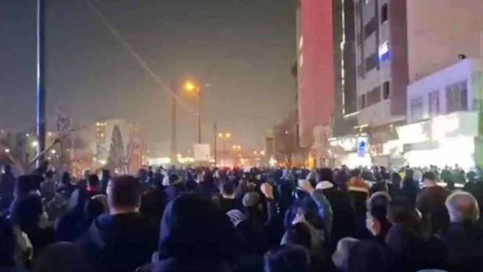 ইরানে সরকার পতনের আন্দোলন চরমে, রাষ্ট্রীয় টেলিভিশন ভবনে আগুন