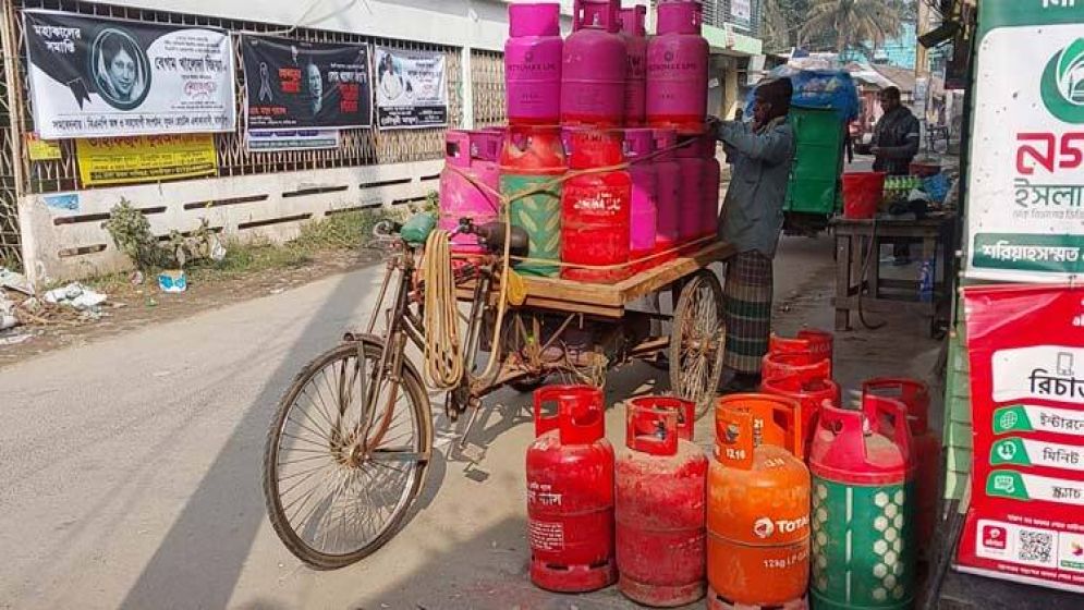 ১৩০০ টাকার সিলিন্ডার বিক্রি হচ্ছে দুই হাজারে