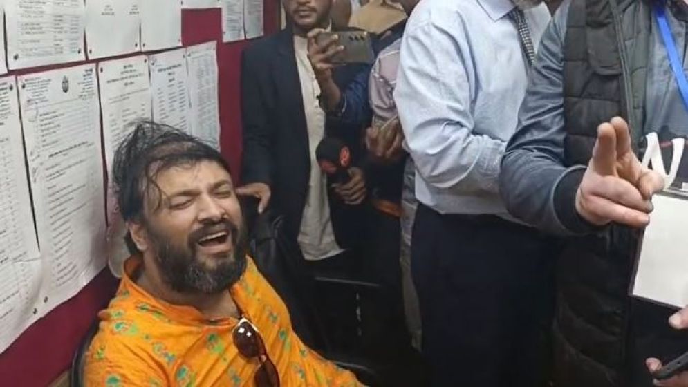 শিক্ষার্থীদের হাতে আটক চবির আওয়ামীপন্থি শিক্ষক রোমান শুভ