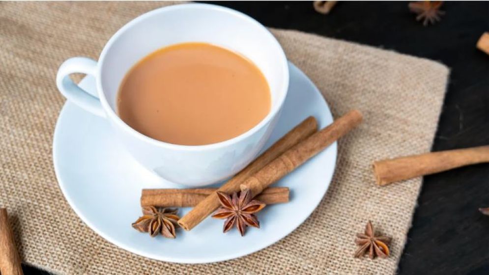 দুধ চা ছাড়া চলেই না? জানুন নিয়মিত খেলে শরীরে কী হতে পারে