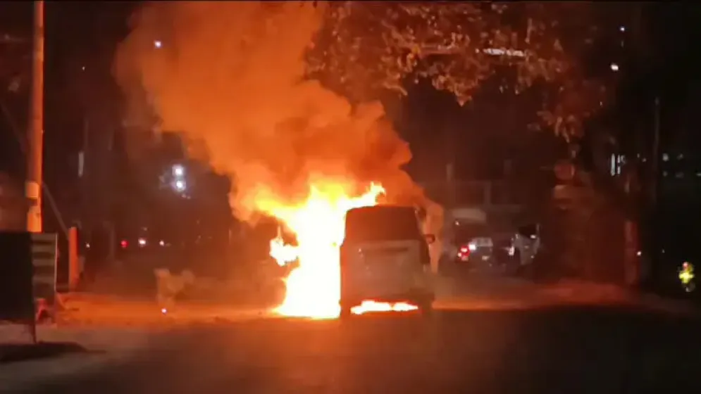 কাকরাইলে চলন্ত মাইক্রোবাসে আগুন