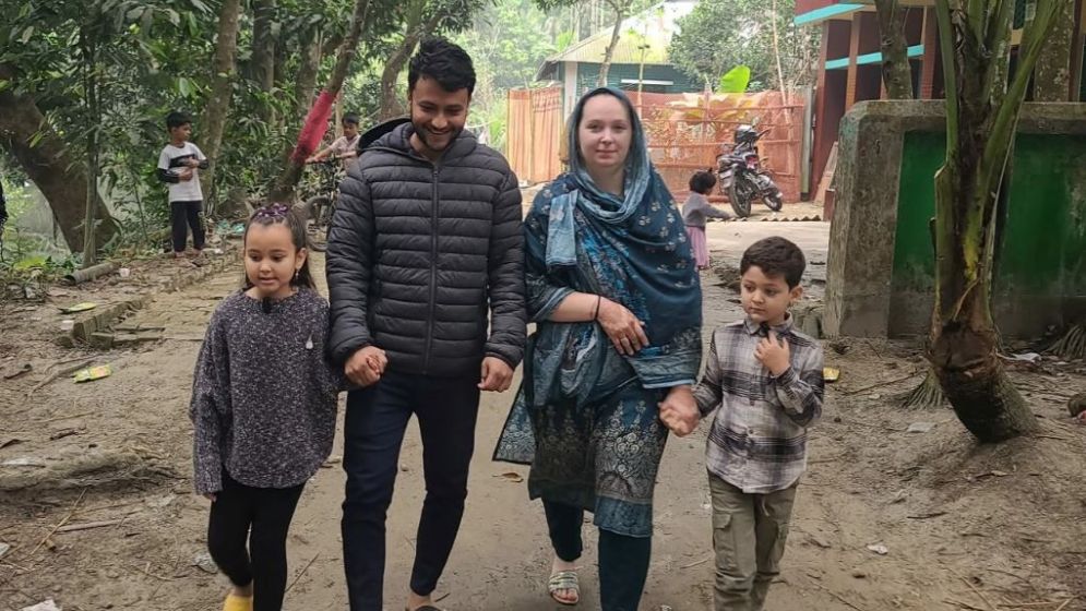 ‘জীবন আমার ধন্য হল, হয়ে বাংলাদেশী বউ’: ফরাসি পূত্রবধূ সিনথিয়া