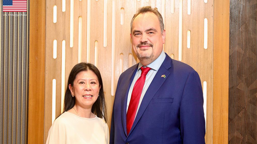 ঢাকায় পৌঁছেছেন নতুন মার্কিন রাষ্ট্রদূত ব্রেন্ট ক্রিস্টেনসেন